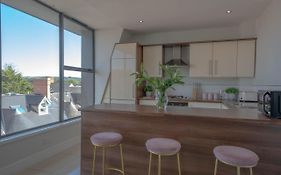 Rooftop Apartment At Queens Beautiful Views